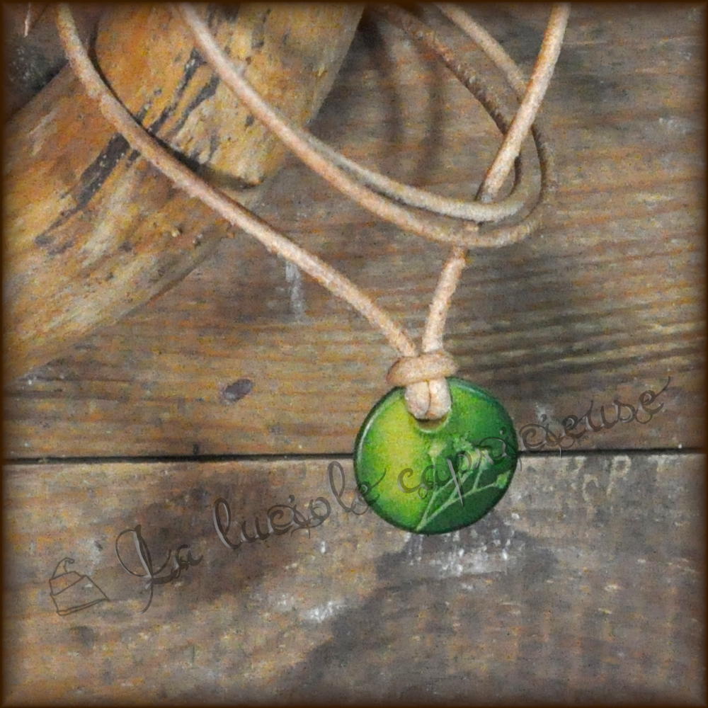 Collier fait main en cuir de bovin tanné végétal, motif empreinte végétale, teinté vert