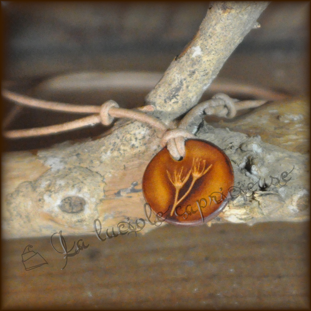 Collier fait main en cuir de bovin tanné végétal, motif empreinte végétale, teinté marron